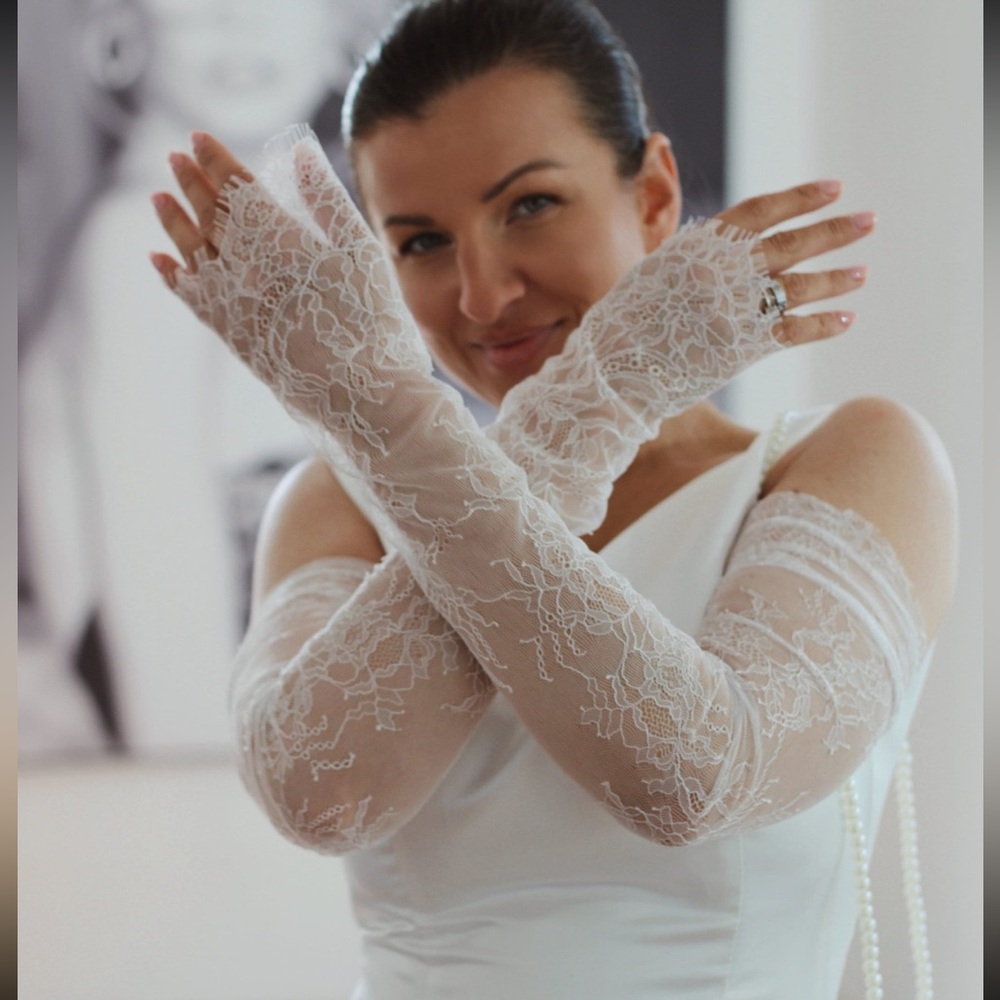 Elegant Lace hand glove - Picture 2 of 3